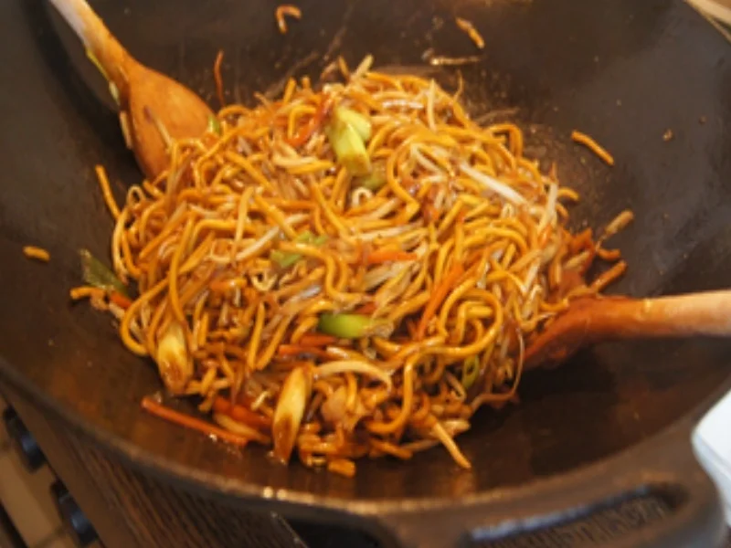 Frittiertes Schweinefilet auf Mie-Nudeln mit Sojabohnensprossen - Rezept - Bild Nr. 16906