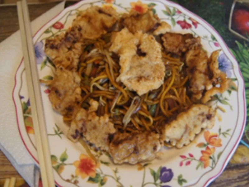 Frittiertes Schweinefilet auf Mie-Nudeln mit Sojabohnensprossen - Rezept - Bild Nr. 16907