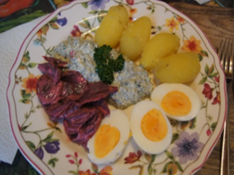 Frankfurter Grüne Sauce mit gekochten Ei-ern, Pellkartoffeln und Rote Bete Salat - Rezept - Bild Nr. 2