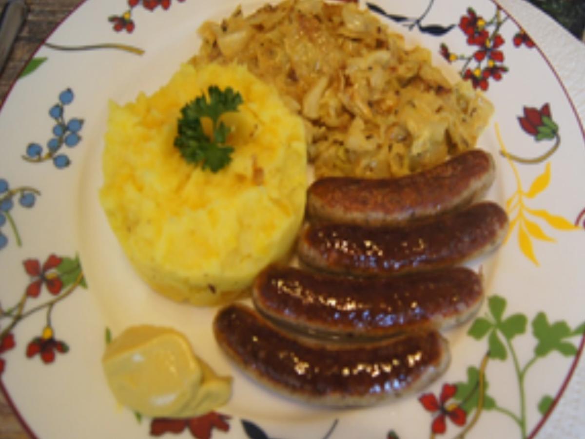 Nürnberger Rostbratwürstchen mit Rahm Spitzkohl und Kartoffelstampf ... Nürnberger Rostbratwürstchen mit Rahm Spitzkohl und Kartoffelstampf ...