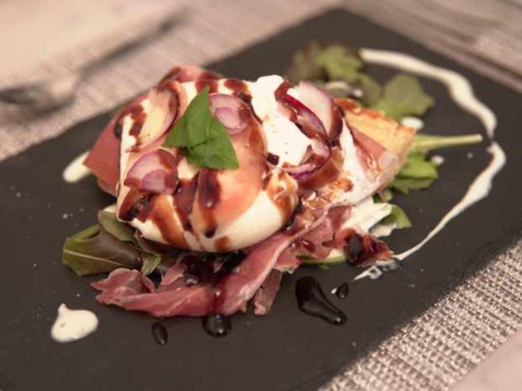 Salat und Baguette mit Knoblauchbutter - Rezept - kochbar.de
