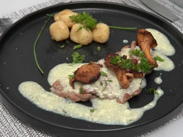 Rezept: Gnocchi und Rinderfilet mit Pfifferlingen auf Sauce Béarnaise Bild Nr. 2 Gnocchi und Rinderfilet mit Pfifferlingen auf Sauce Béarnaise - Rezept - Bild Nr. 2