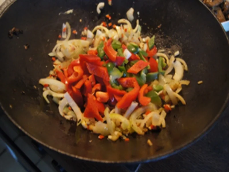 Schweinefilet mit Zwiebel-Paprika-Gemüse und Basmatireis - Rezept - Bild Nr. 16896