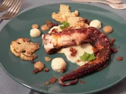 Octopus mit gebratenen Blumenkohl und Zwiebelketchup - Rezept - Bild Nr. 2
