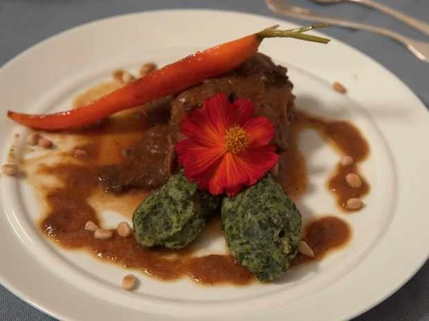 Geschmorte Rehschulter mit Spinat-Malfatti - Rezept - Bild Nr. 16889