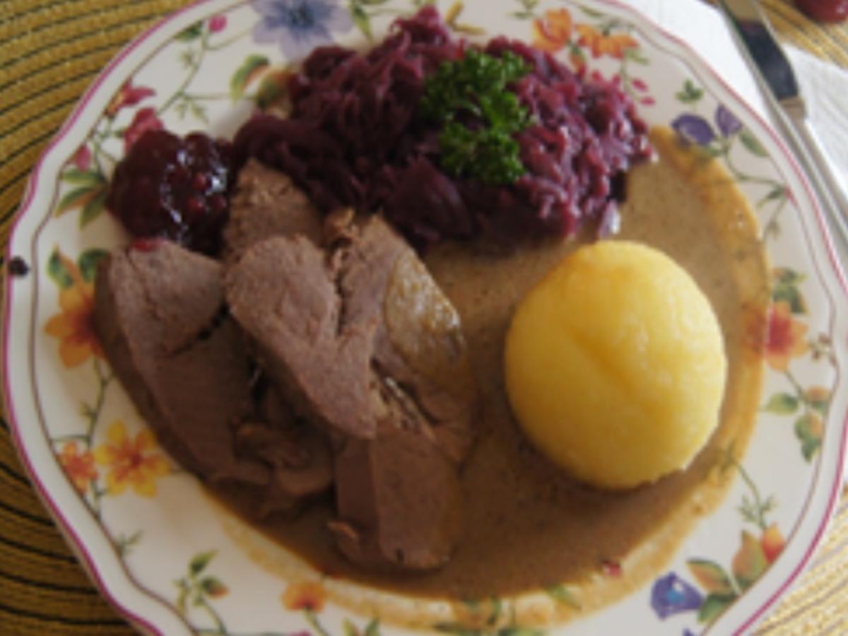 Rehkeule mit Rotweinsauce, Rotkohl und Kartoffelknödeln - Rezept ...