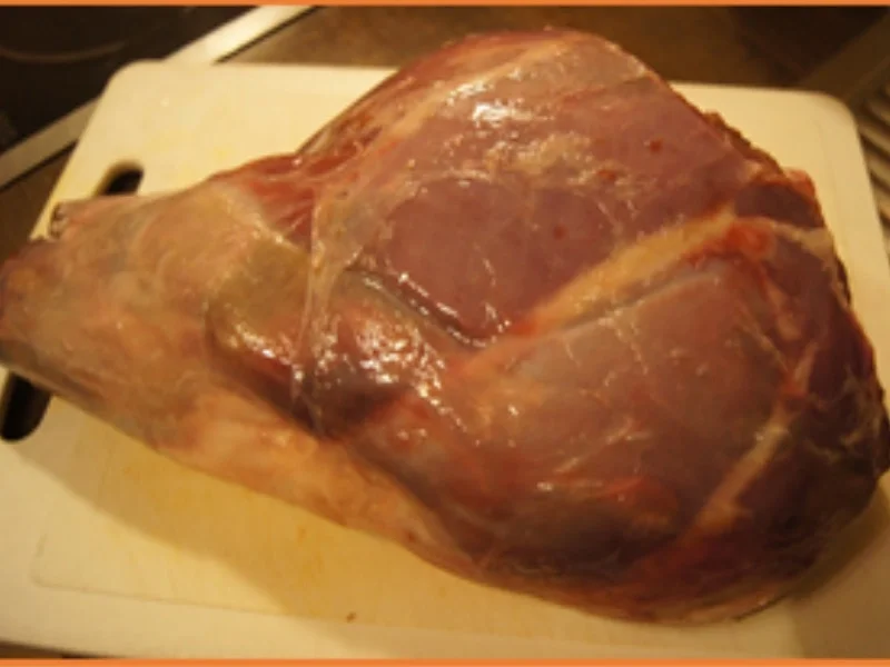 Rehkeule mit Rotweinsauce, Rotkohl und Kartoffelknödeln - Rezept - Bild Nr. 3