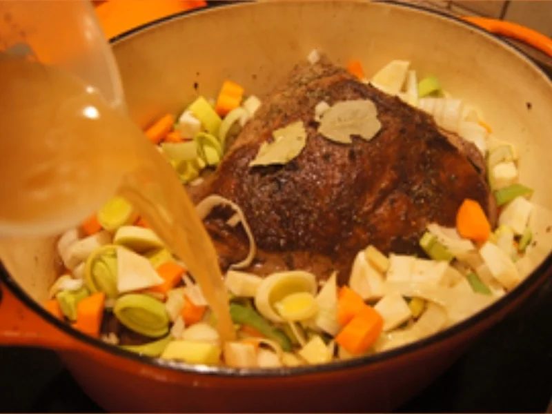 Rehkeule mit Rotweinsauce, Rotkohl und Kartoffelknödeln - Rezept - Bild Nr. 8