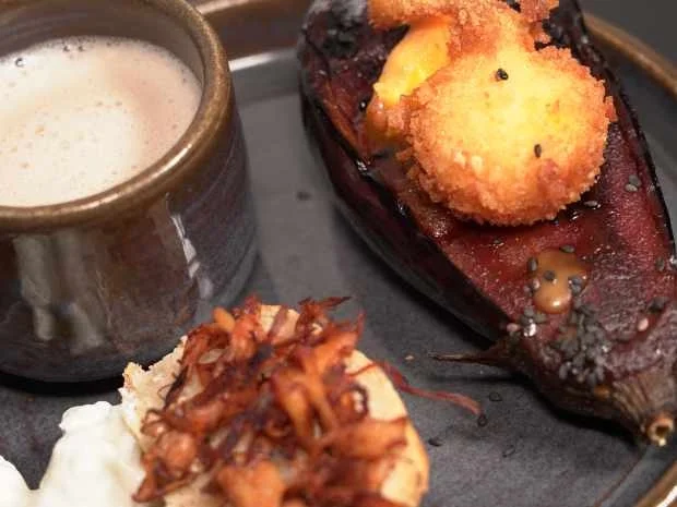 Rezept: Birnenschaum-Cappuccino mit Baby-Miso-Aubergine und frittiertes Eigelb Bild Nr. 16893 Birnenschaum-Cappuccino mit Baby-Miso-Aubergine und frittiertes Eigelb - Rezept - Bild Nr. 16893