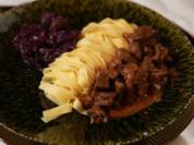Rehragout mit Bandnudeln und Rotkraut - Rezept - Bild Nr. 16893