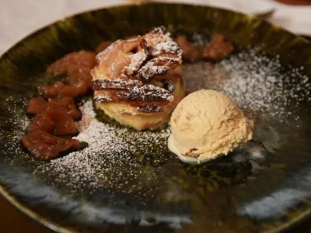 Ofenschlupfer mit Karamelläpfel und Honig-Walnuss-Eis - Rezept - Bild Nr. 2