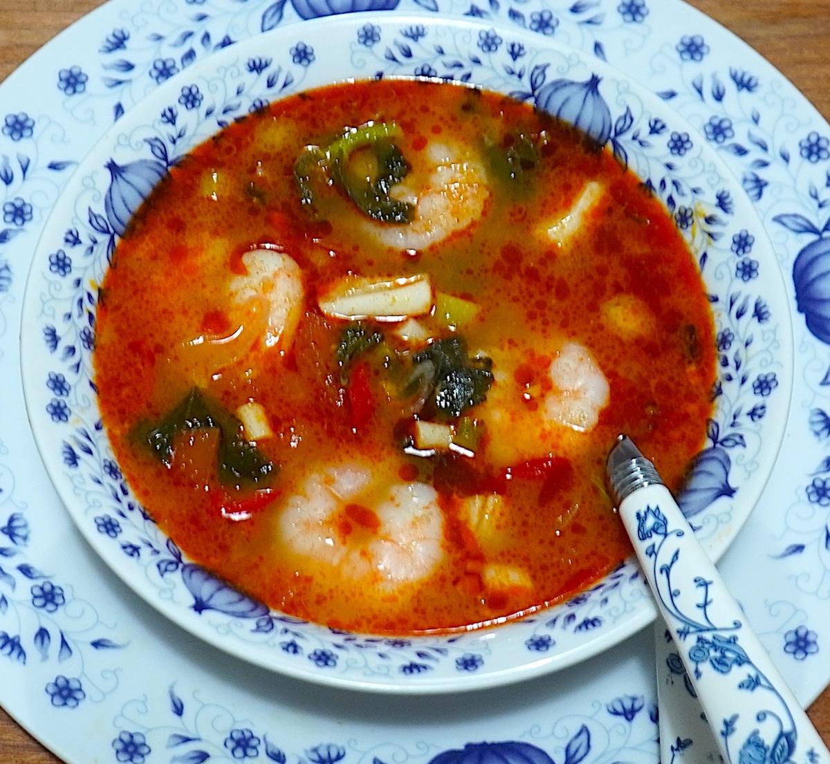 Scharfe Tom-Yam-Suppe mit Tintenfisch und Garnelen - Rezept - Bild Nr. 2