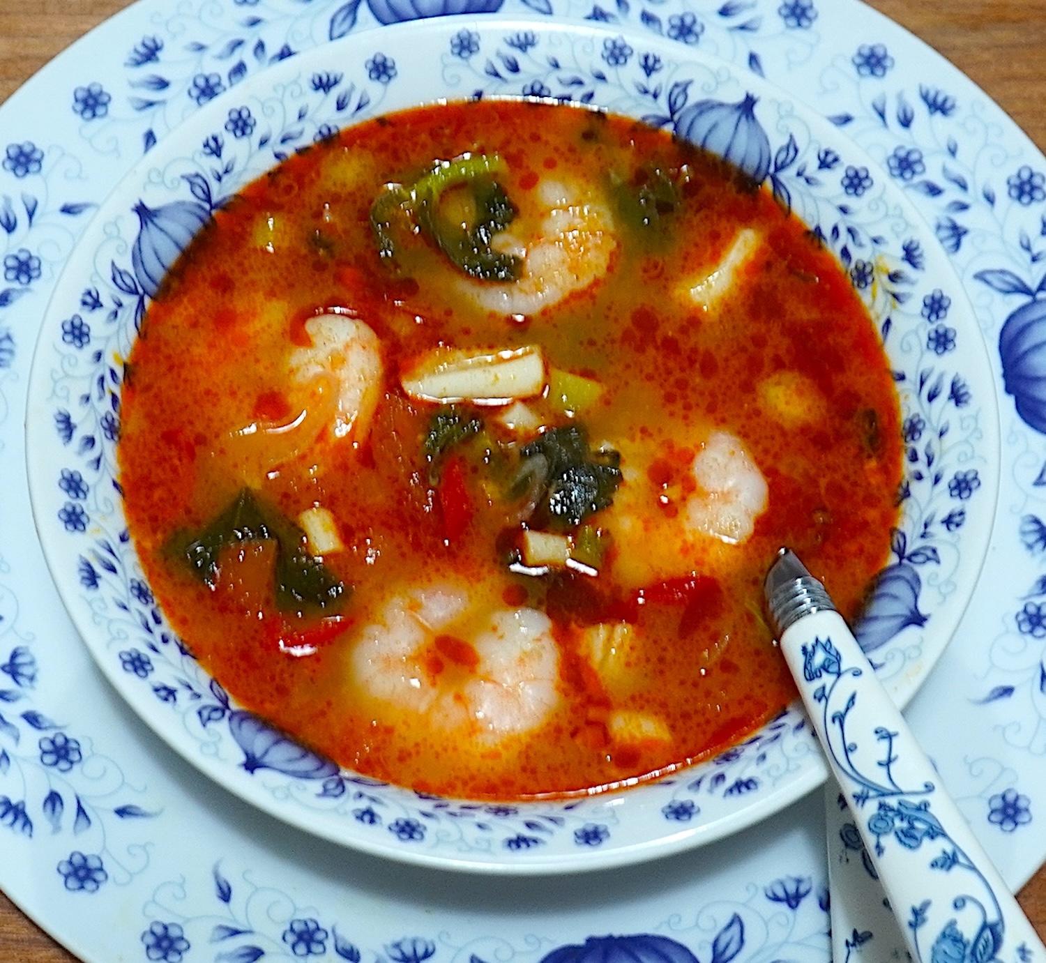 Scharfe Tom-Yam-Suppe mit Tintenfisch und Garnelen - Rezept - kochbar.de