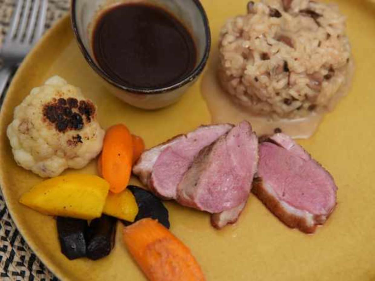 Entenbrust mit Pilzrisotto, Portweinsauce und Gemüse - Rezept - kochbar.de