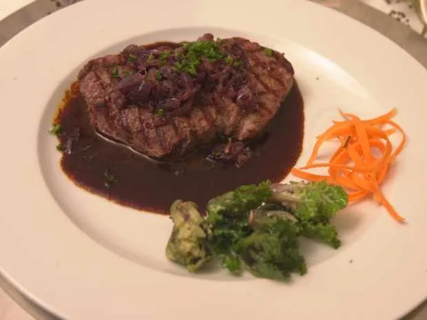 Zwiebelrostbraten auf Rotweinsauce, dazu Spätzle und saisonales Inselgemüse - Rezept - Bild Nr. 16893