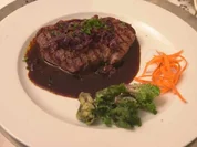 Zwiebelrostbraten auf Rotweinsauce, dazu Spätzle und saisonales Inselgemüse - Rezept - Bild Nr. 16893