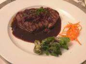Zwiebelrostbraten auf Rotweinsauce, dazu Spätzle und saisonales Inselgemüse - Rezept - Bild Nr. 16893