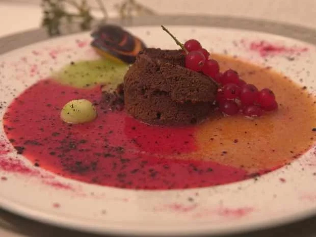 Schokoladenküchlein auf herbstlichem Kompott - Rezept - Bild Nr. 2