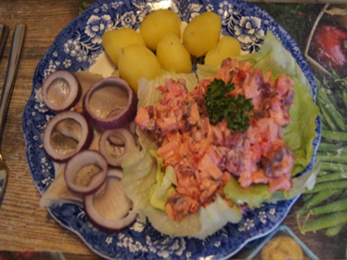 Heringsfilet mit gemischten Salat und Pellkartoffel-Drillingen - Rezept ...