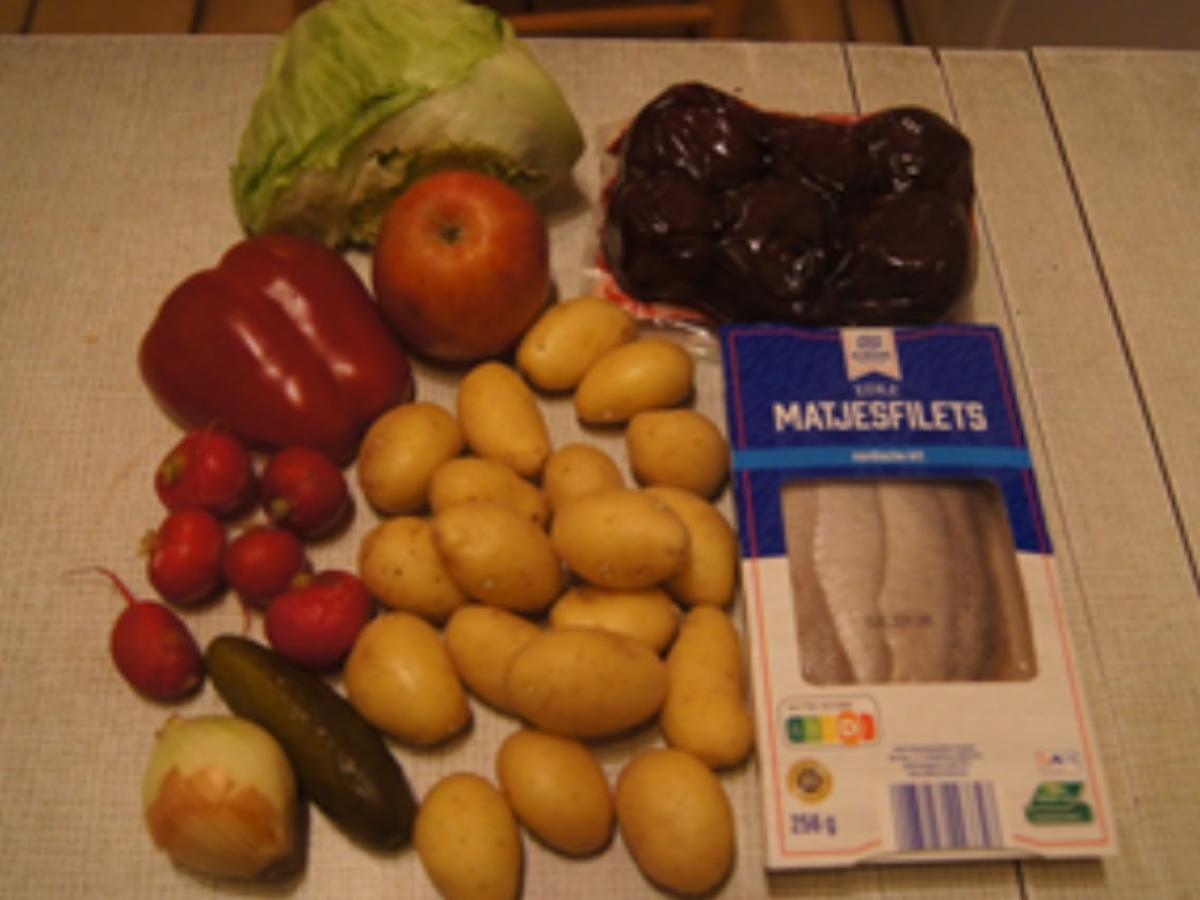 Heringsfilet mit gemischten Salat und Pellkartoffel-Drillingen - Rezept - Bild Nr. 3