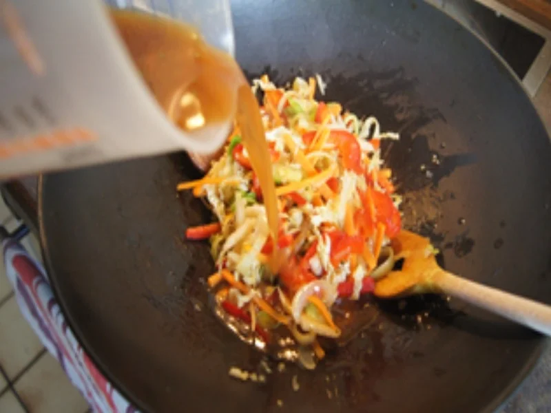 Rezept: Wok-Gemüsemix süß-sauer mit Eierstreifen und Mie-Nudeln Bild Nr. 16906 Wok-Gemüsemix süß-sauer mit Eierstreifen und Mie-Nudeln - Rezept - Bild Nr. 16906