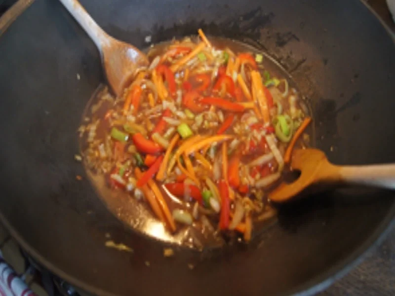 Rezept: Wok-Gemüsemix süß-sauer mit Eierstreifen und Mie-Nudeln Bild Nr. 16911 Wok-Gemüsemix süß-sauer mit Eierstreifen und Mie-Nudeln - Rezept - Bild Nr. 16911