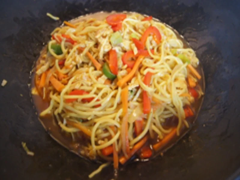 Rezept: Wok-Gemüsemix süß-sauer mit Eierstreifen und Mie-Nudeln Bild Nr. 16912 Wok-Gemüsemix süß-sauer mit Eierstreifen und Mie-Nudeln - Rezept - Bild Nr. 16912