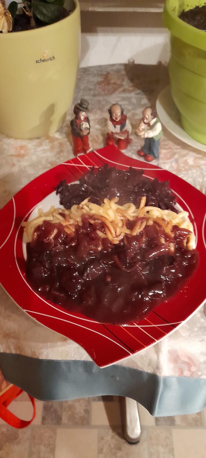 Rehgullasch mit Preiselbeersoße - Rezept - kochbar.de