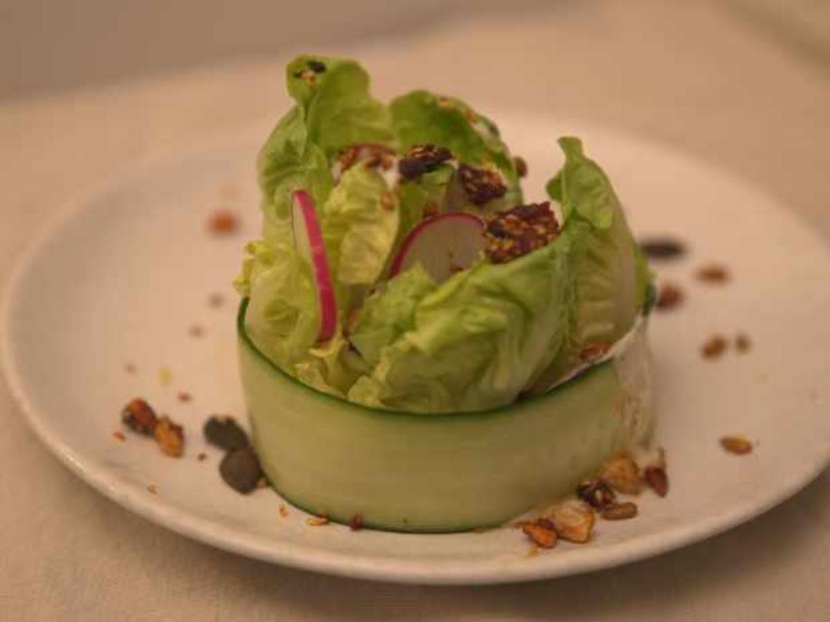 Veganer Caesar Salad mit karamellisiertem Dattel-Nuss-Crunch - Rezept - Bild Nr. 16893