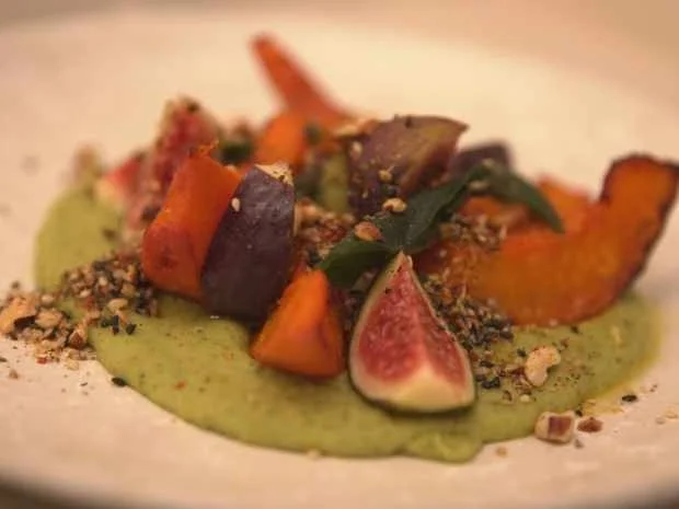Kürbisspalten auf Kräutercreme mit Feigen, frittiertem Salbei und Pekan-Dukkah - Rezept - Bild Nr. 2