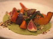 Kürbisspalten auf Kräutercreme mit Feigen, frittiertem Salbei und Pekan-Dukkah - Rezept - Bild Nr. 2