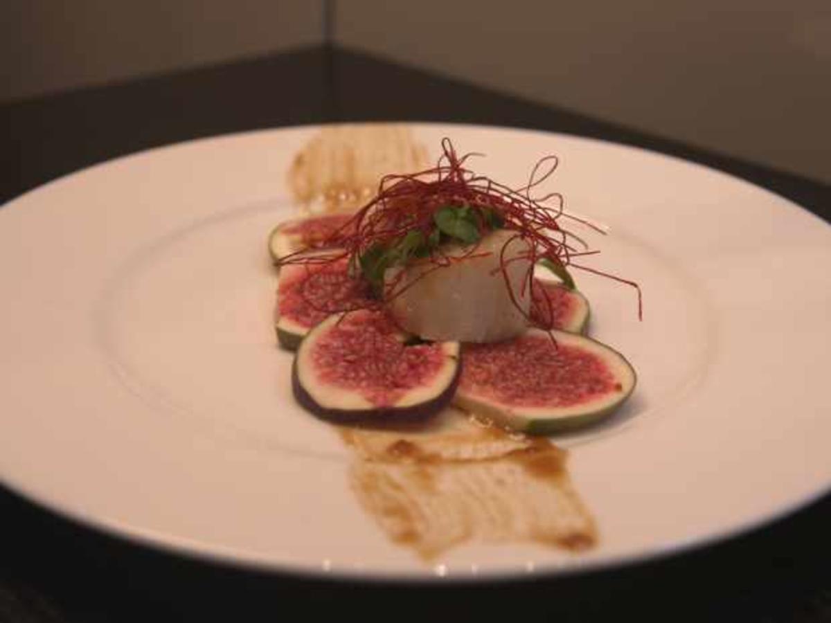 Jakobsmuscheln auf Feigen-Carpaccio mit Espresso-Olivenöl-Vinaigrette ...