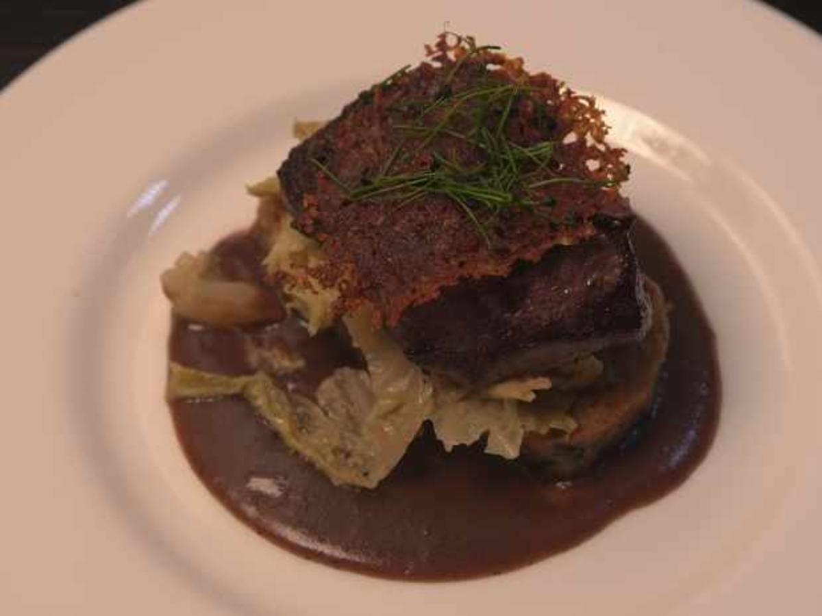 Rehrücken an Birnen-Rotwein-Spiegel, Brezenknödel und Wirsinggemüse ...