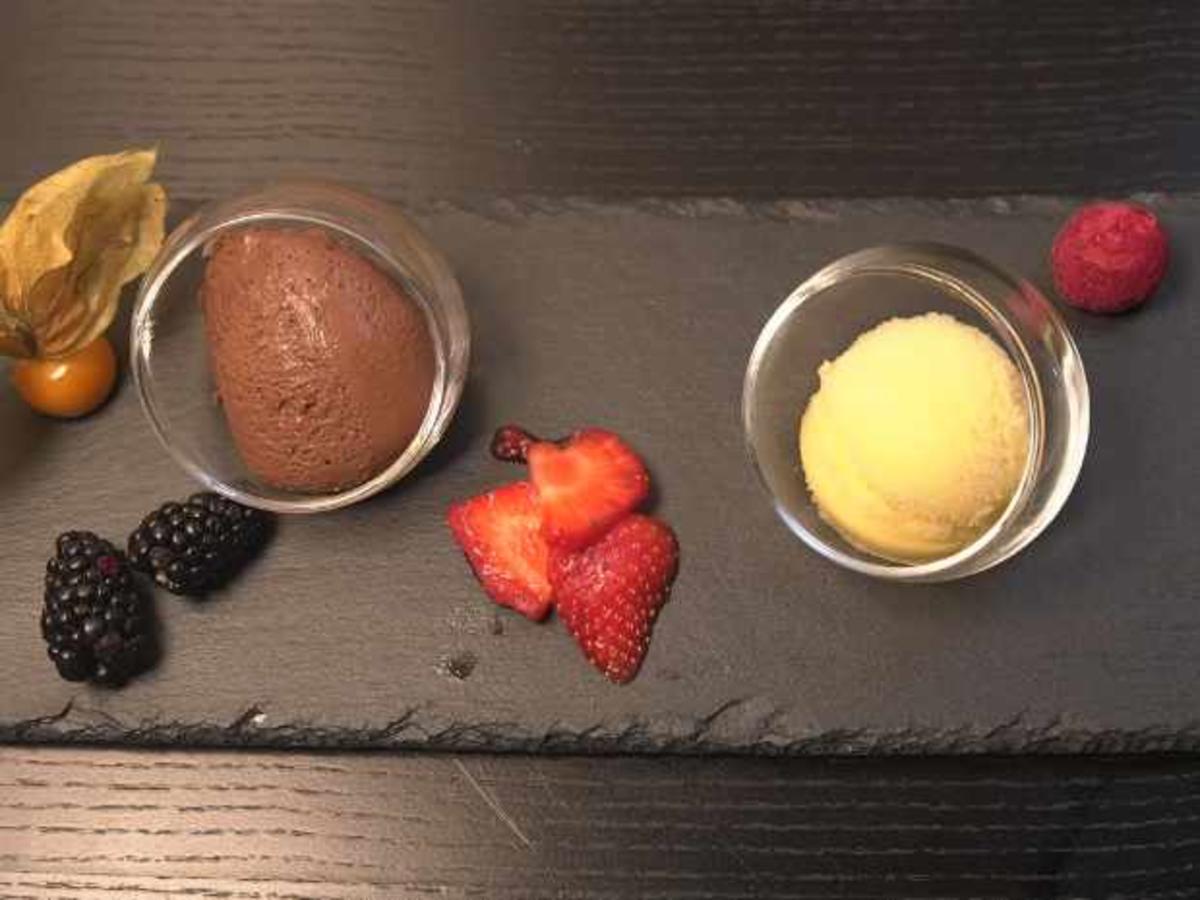 Zweierlei aus Mousse au Chocolat und Passionsfruchtsorbet - Rezept ...