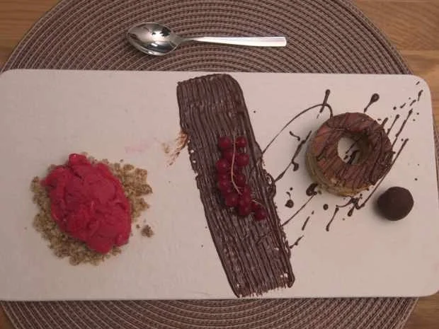 Rezept: Baumkuchen mit Himbeersorbet und Likörpraline Bild Nr. 2 Baumkuchen mit Himbeersorbet und Likörpraline - Rezept - Bild Nr. 2