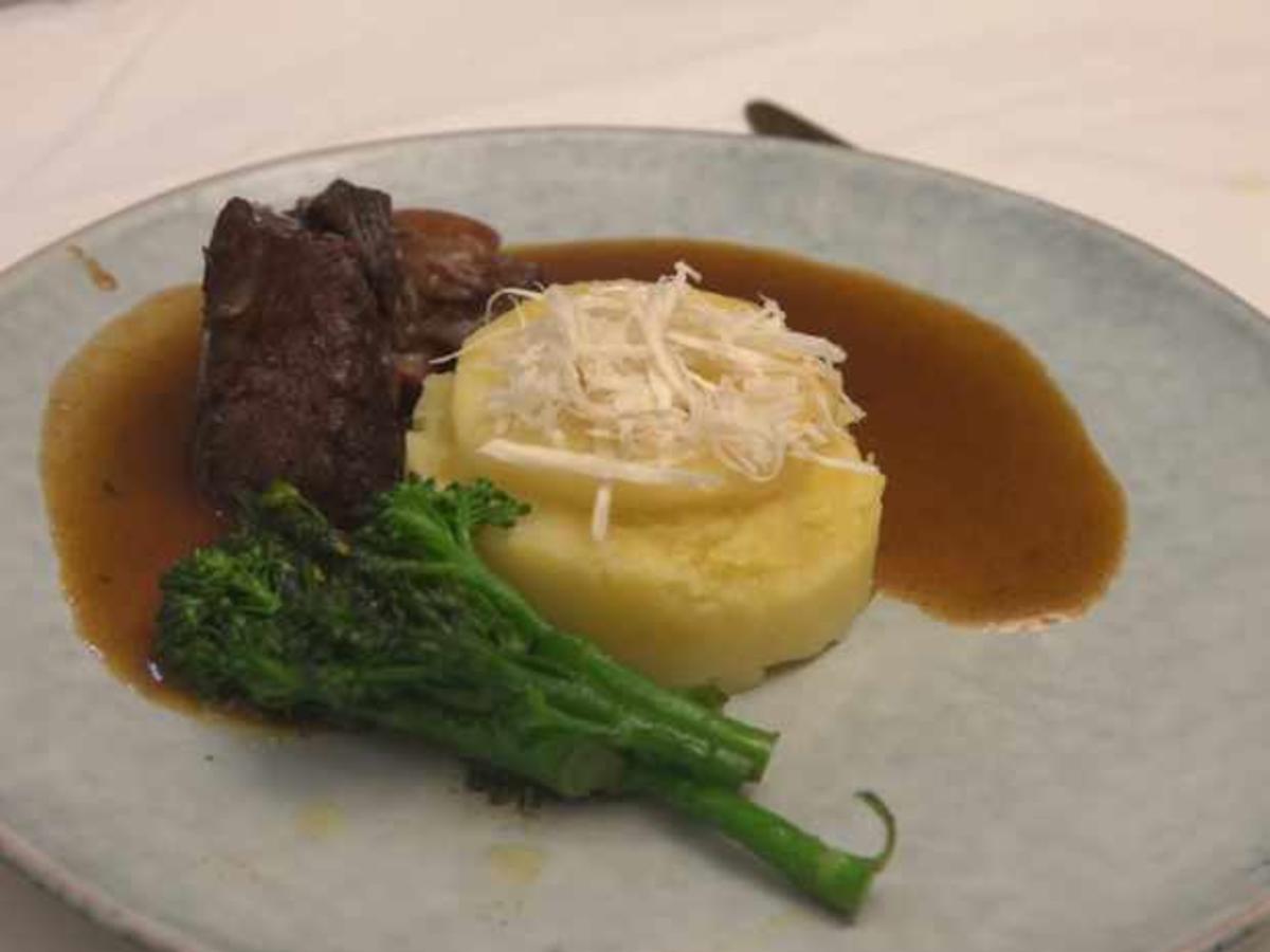 Short Ribs mit Kartoffelstampf und Brokkoli - Rezept - kochbar.de
