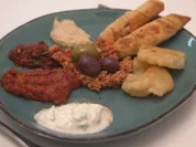 Sigara böreği mit Acili Ezme, Ajvar, dazu Ustipke - Rezept - Bild Nr. 2
