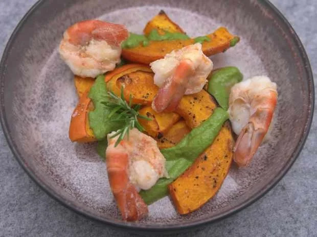 Rezept: Gebackener Hokkaido-Kürbis mit Rucola-Pesto und gebratenen Garnelen Bild Nr. 16895 Gebackener Hokkaido-Kürbis mit Rucola-Pesto und gebratenen Garnelen - Rezept - Bild Nr. 16895