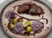 Rehrücken mit Rübenrelish, Brombeersoße und blauem Kartoffelstampf - Rezept - Bild Nr. 16895
