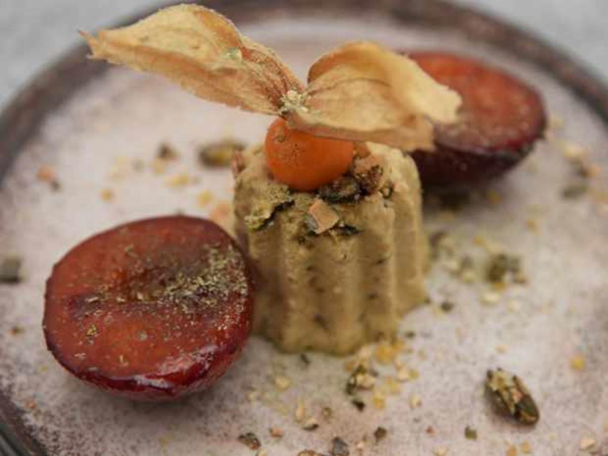 Gebratene, karamellisierte Pflaumen auf Kürbiskern-Parfait und ...