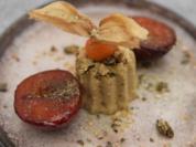 Gebratene, karamellisierte Pflaumen auf Kürbiskern-Parfait und Rosmarinstaub - Rezept - Bild Nr. 16895