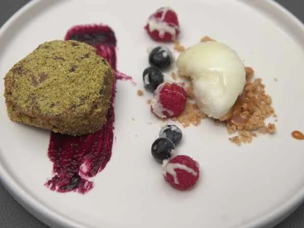 Mandeltorte mit Buttermilch-Zitronen-Eis und Schoko-Beeren - Rezept - Bild Nr. 16895