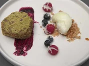 Mandeltorte mit Buttermilch-Zitronen-Eis und Schoko-Beeren - Rezept - Bild Nr. 16895