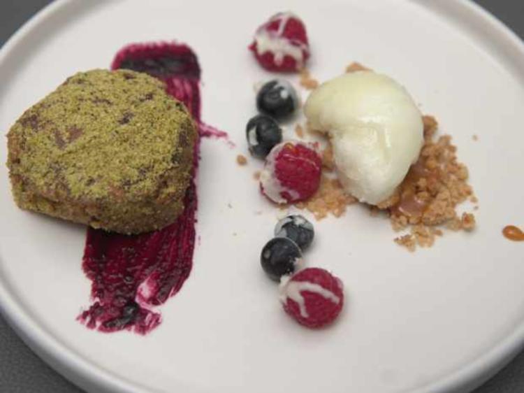 Mandeltorte mit Buttermilch Zitronen Eis und Schoko Beeren - von Das ...