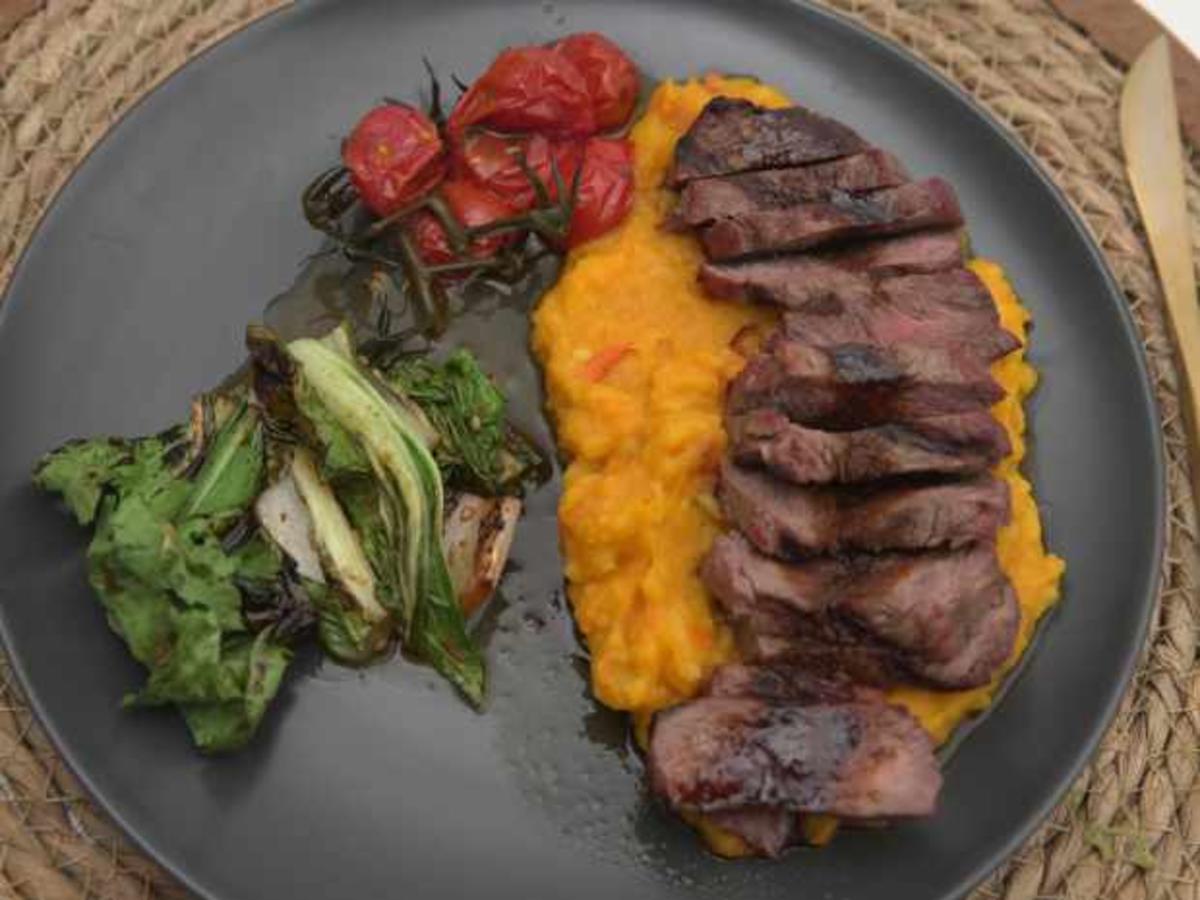 Teriyaki-Rind mit Hokkaido-Tonka-Stampf, Pak Choi und Kirschtomaten ...