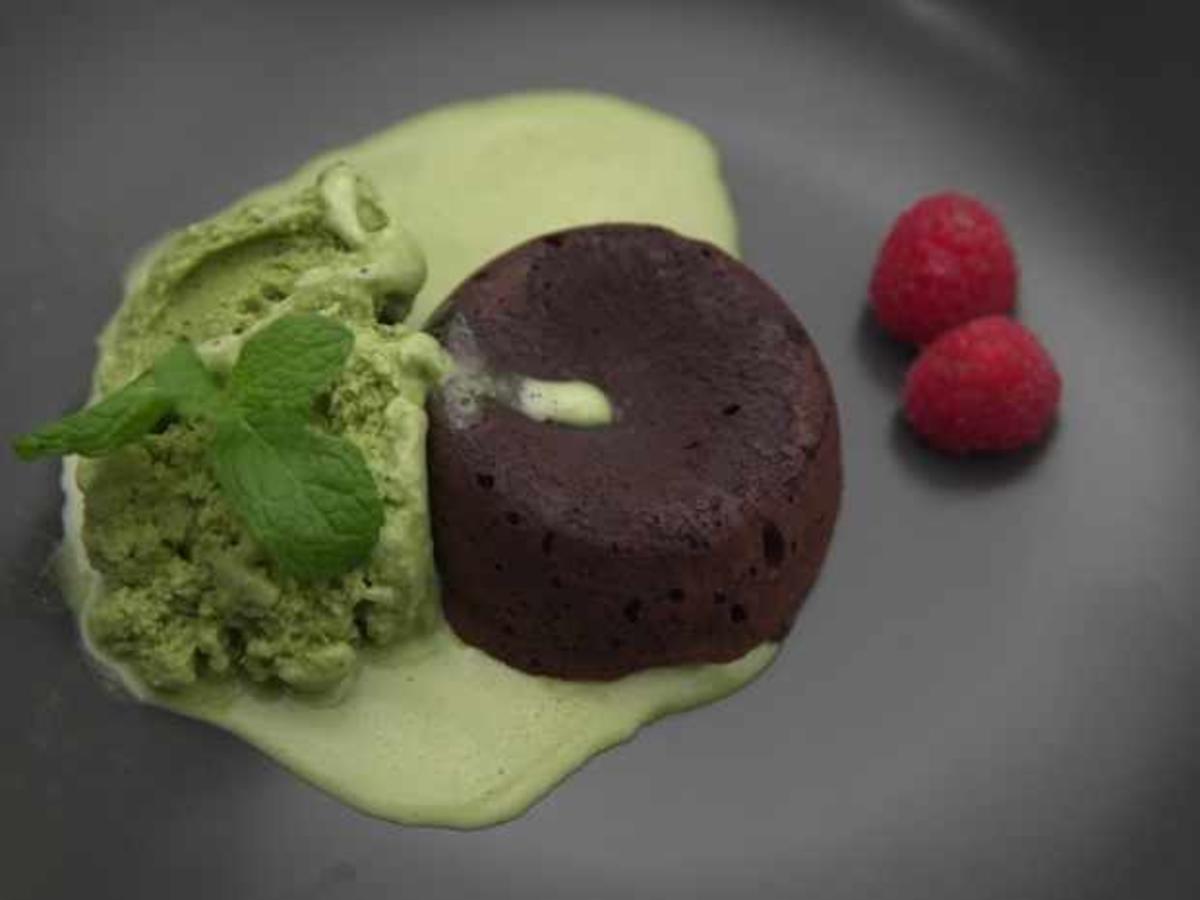 Warmes Schokoküchlein mit flüssigem Kern und Matcha-Parfait - Rezept ...