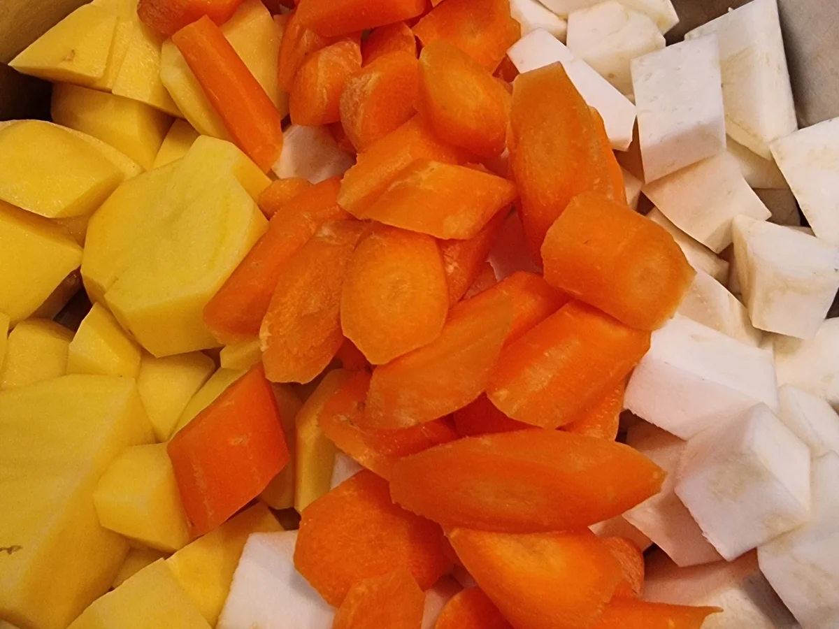 Frikadellen mit Sellerie-Kartoffel -Möhren-Stampf - Rezept - Bild Nr. 16902