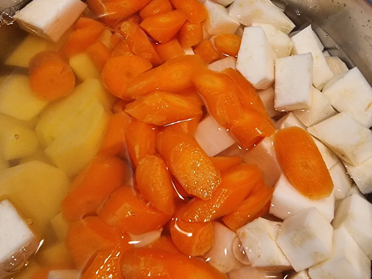 Frikadellen mit Sellerie-Kartoffel -Möhren-Stampf - Rezept - Bild Nr. 16903