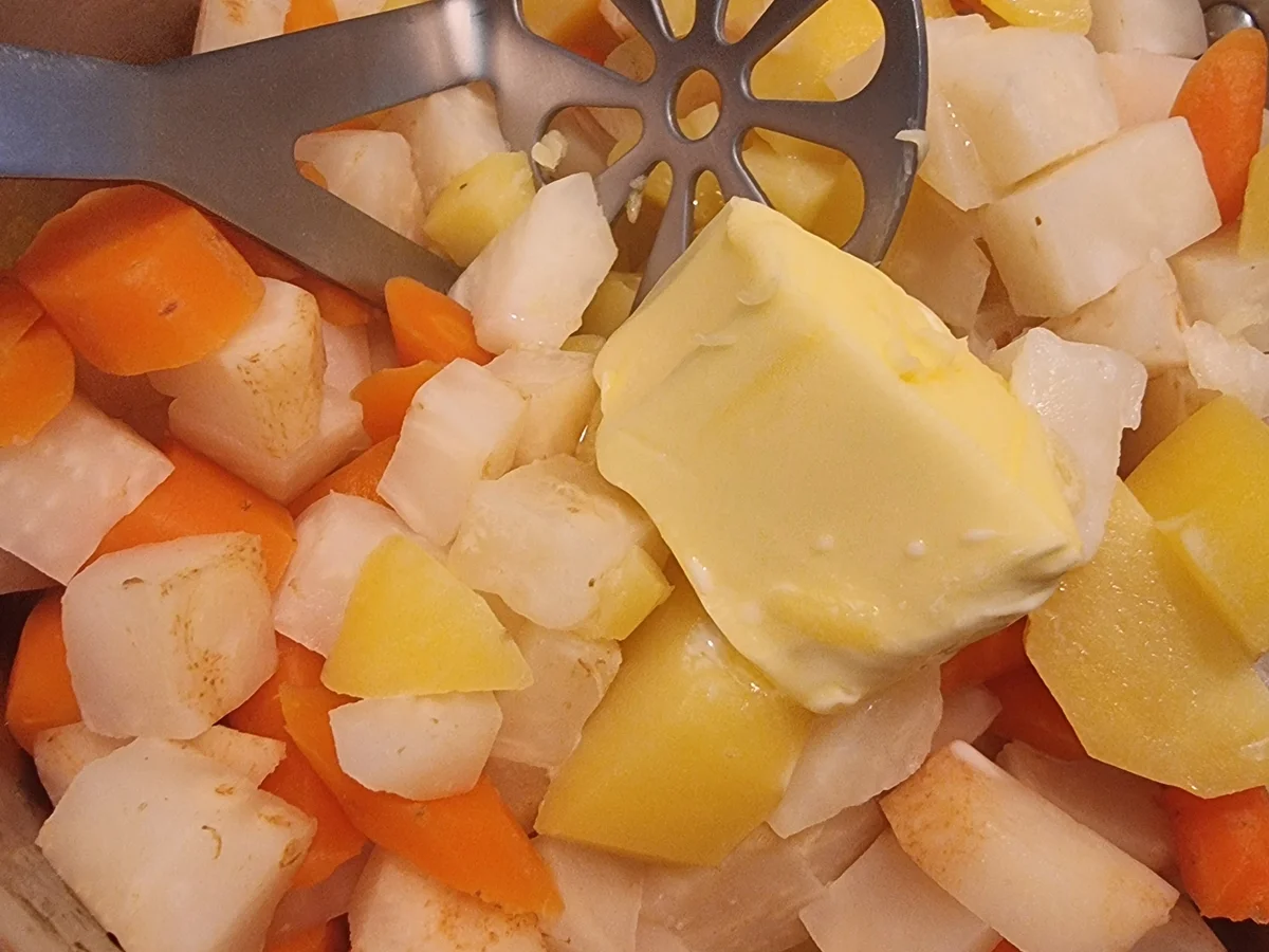 Frikadellen mit Sellerie-Kartoffel -Möhren-Stampf - Rezept - Bild Nr. 16904