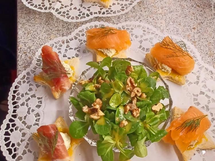 Lachshäppchen mit Frischkäse und Honig-Senf-Soße - Rezept